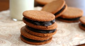 Low Carb Peanut Butter Chocolate Sandwich Cookies