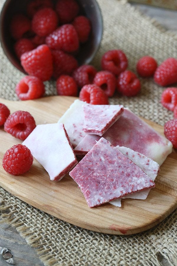 Healthy raspberry coconut bark recipe - with coconut butter, coconut oil and freeze dried raspberries. A low carb, keto treat!