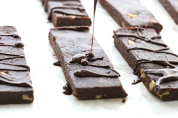 Easy no bake energy bars that taste just like a chocolate brownie. Low carb and gluten-free.