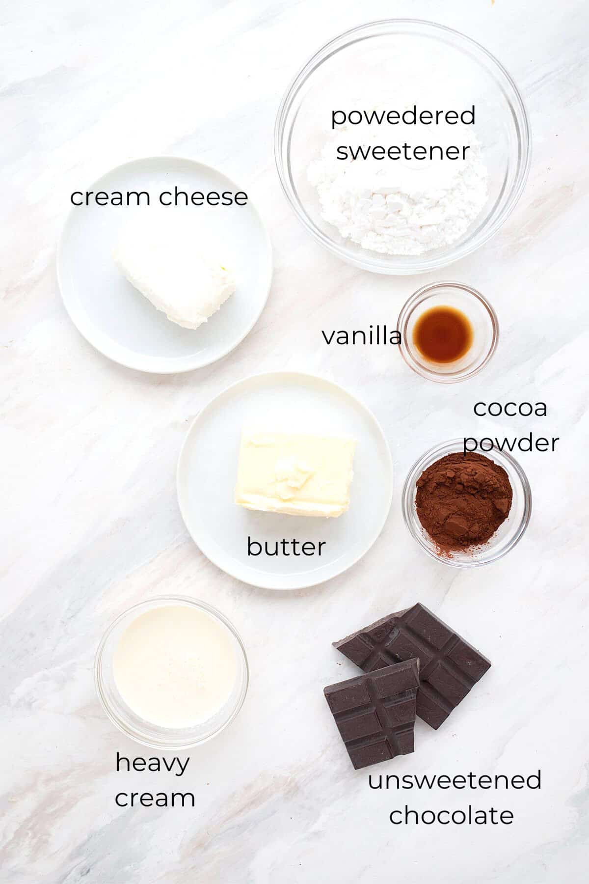 Et topp-ned-bilde av de merkede ingrediensene for keto-sjokoladefrosting. 