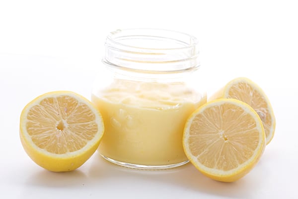 Lågkolhydrat lemon curd i en burk med citroner