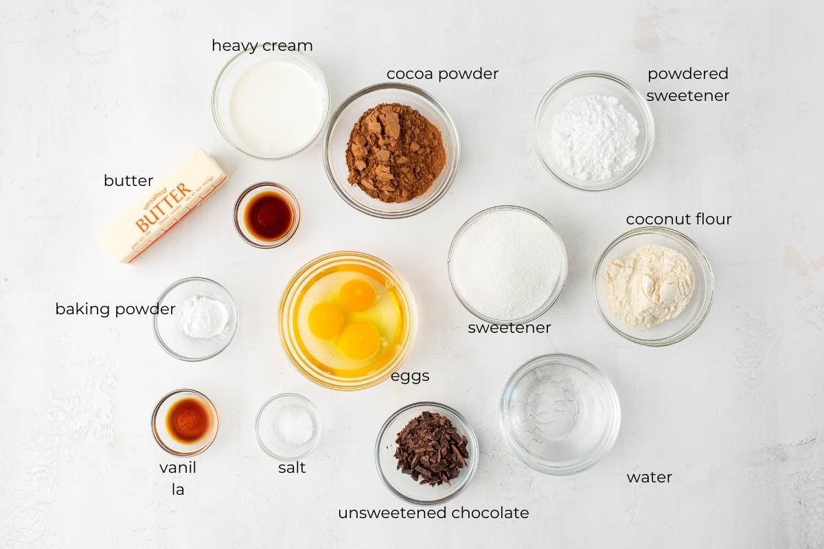 Bilde av ingredienser til kokosmelkaker fra topp til bunn. 