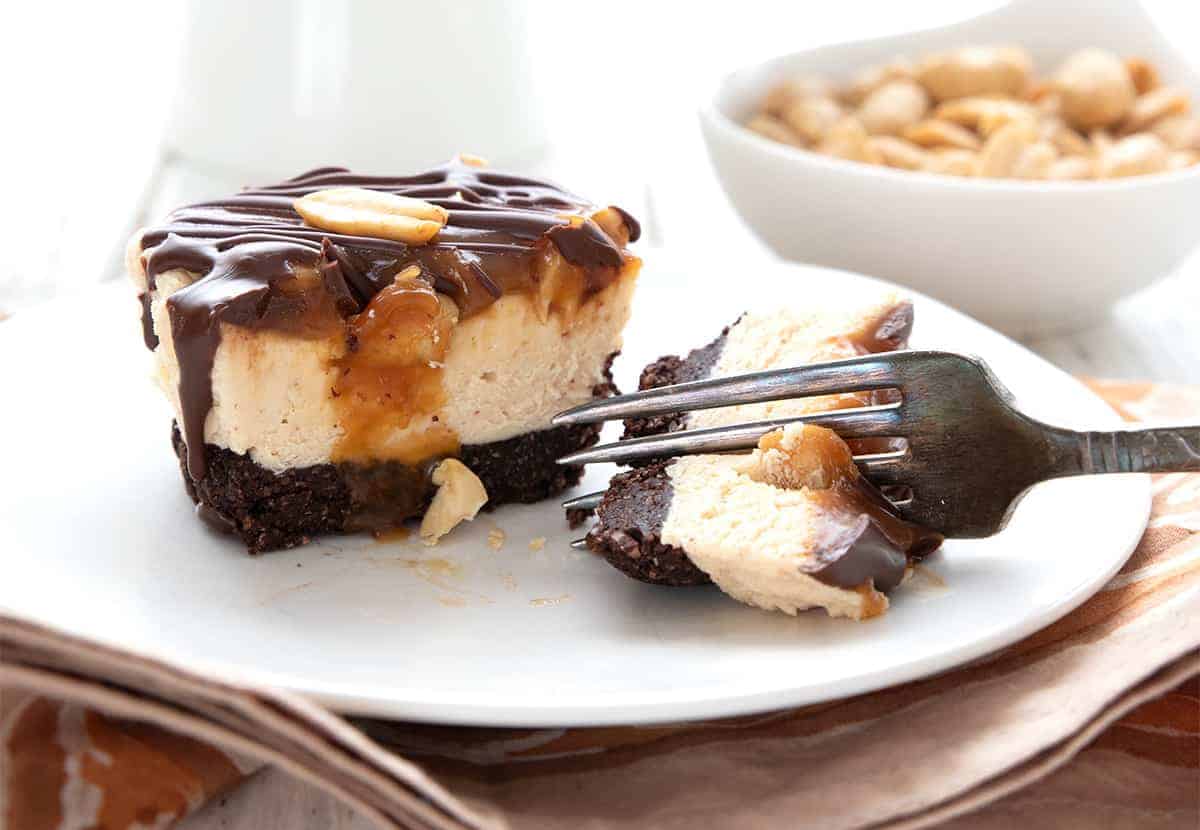 Snickers Mini Cheesecakes - Tornadough Alli