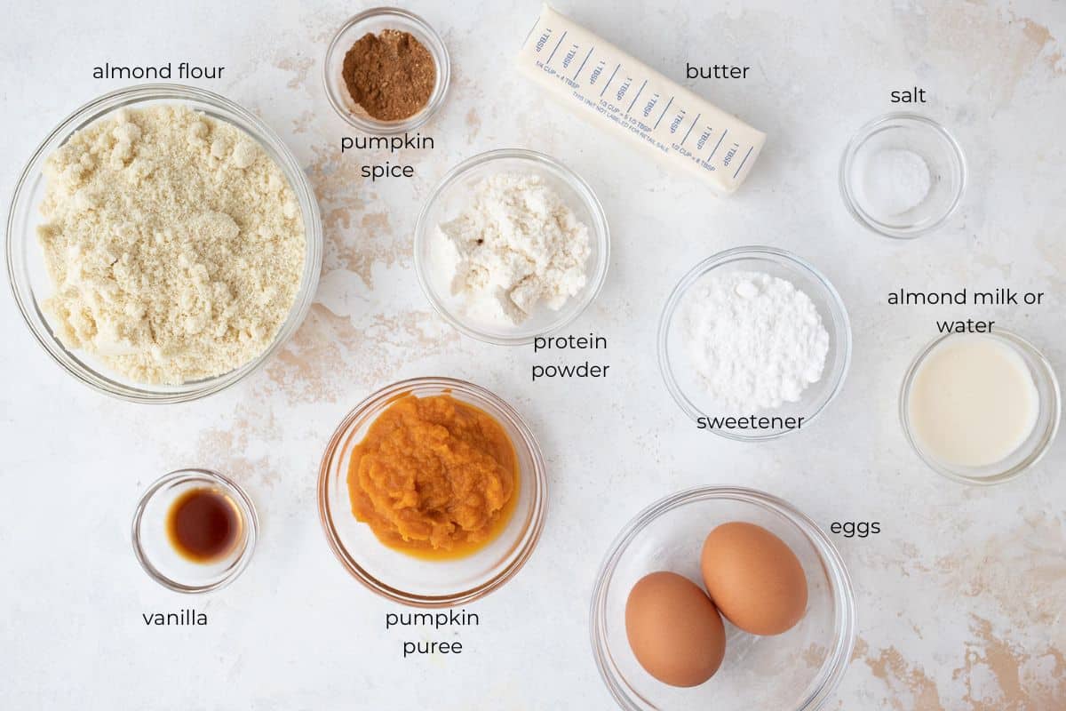 Bilde av ingredienser for keto gresskar cupcakes fra topp til bunn