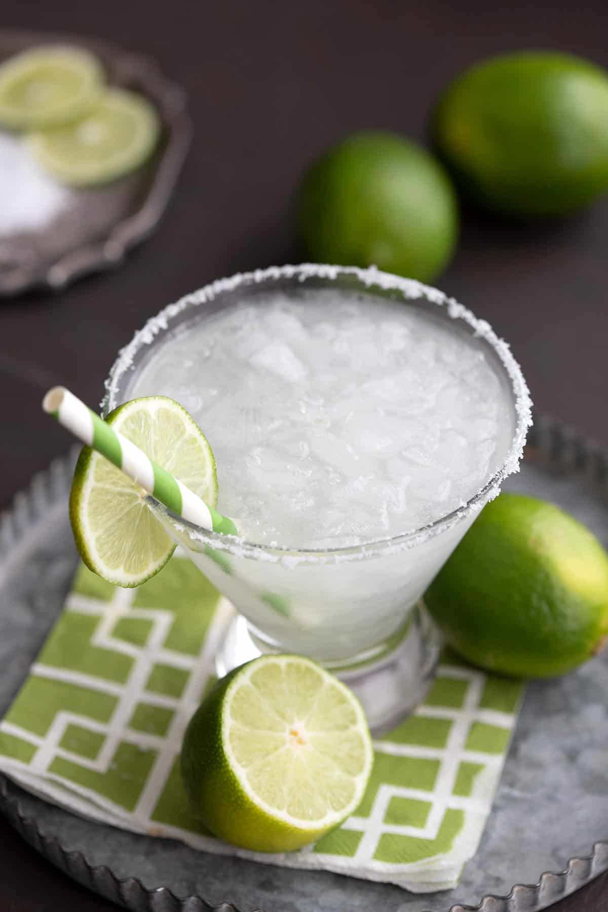 Image of a sugar-free margarita with sliced limes.