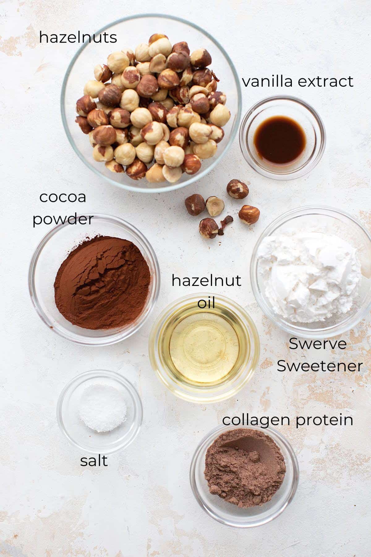 Et bilde av ingrediensene for sukkerfri Nutella fra topp til bunn.